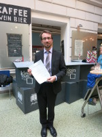 Philipp mit der Urkunde als Einzelaufnahme