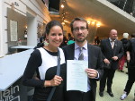 Nathi mit Philipp und dem begehrten Dokument