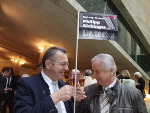 Siegfried und Josef prosten einander zu
